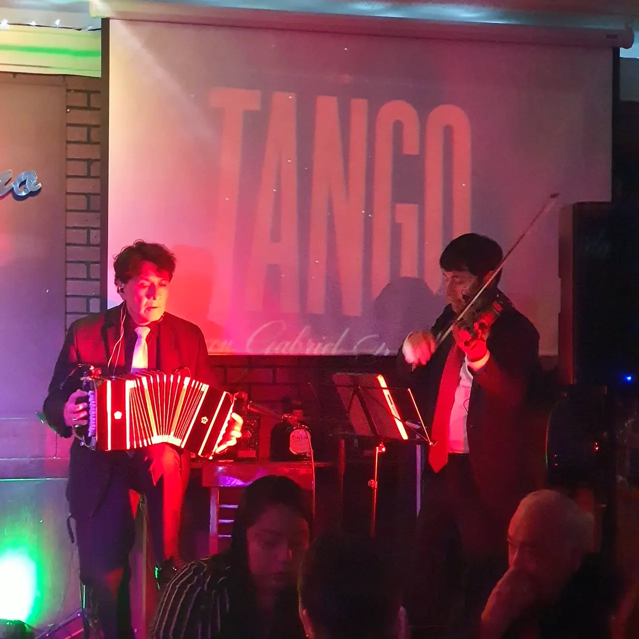 Bandoneonista y violinista en vivo durante la noche de tango en El Barítono